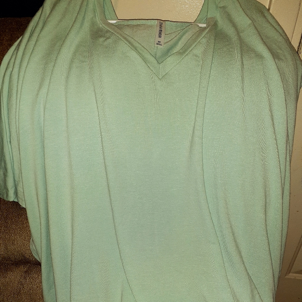 Oversized Boutique shirt mint green sharkbite hem